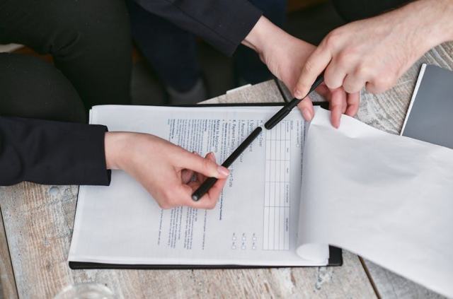 Les clauses incontournables d’un contrat de franchise
