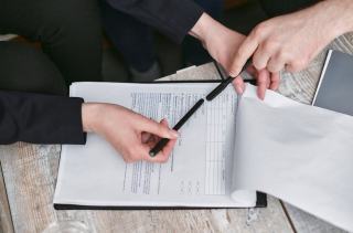 Contrat de franchise : clauses essentielles à connaître
